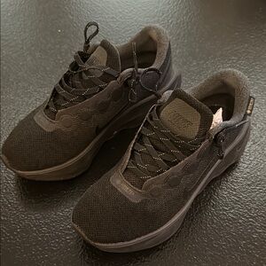 Nike Motiva GORE-TEX
Women's Waterproof Walking Shoes